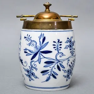 Антикварная Фарфоровая бисквитница - конфетница «Синий лук», Bremer & Liebmann Германия.