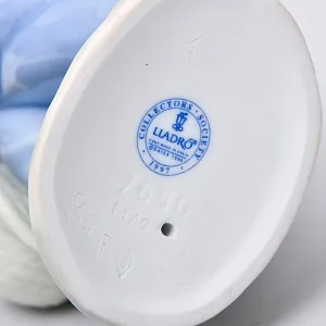 Авторская Фарфоровая статуэтка «Мальчик с цветами», Lladro Испания, 1997 год.