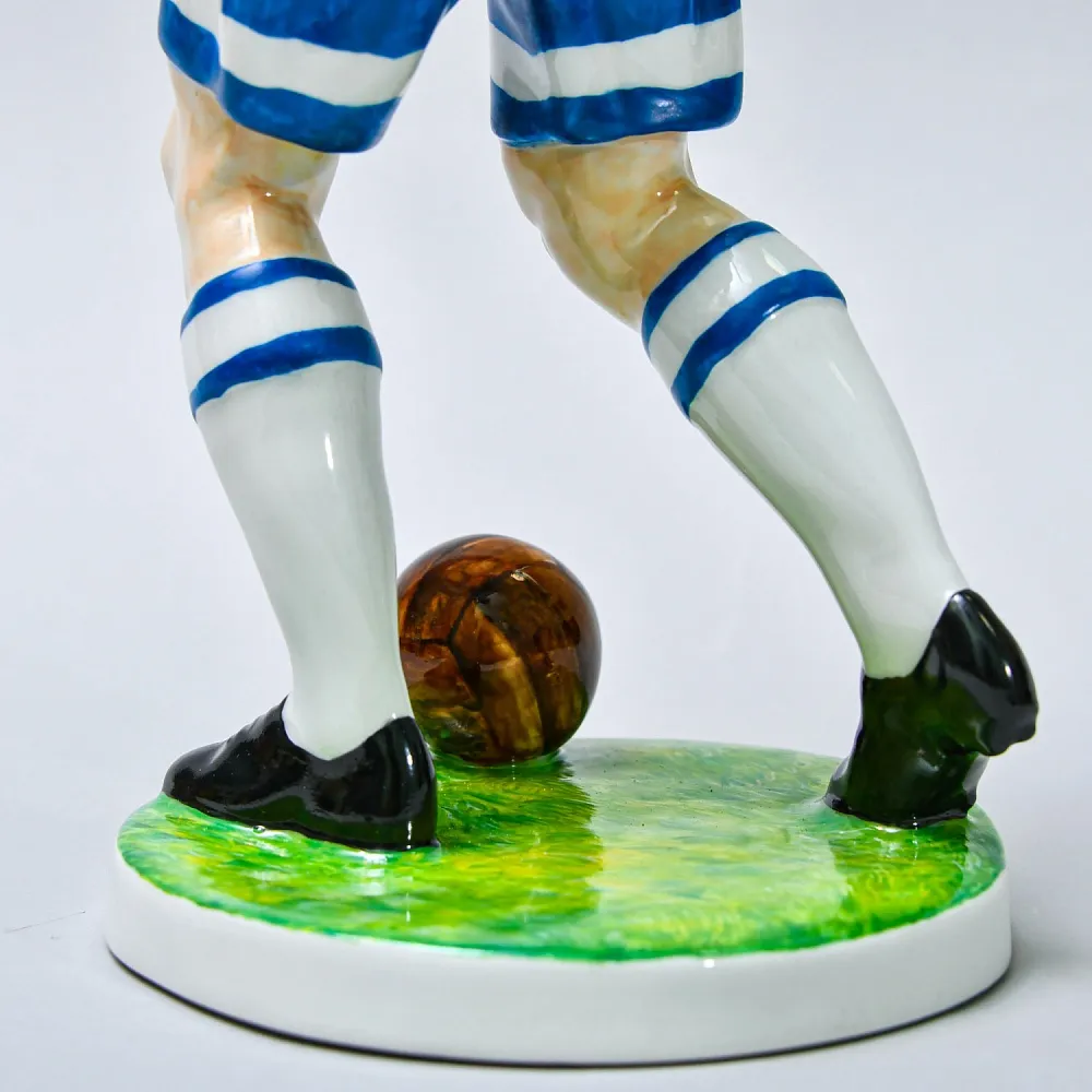 Большая Коллекционная Авторская Статуэтка «Футболист ДИНАМО», фарфор, Россия -1993 год.