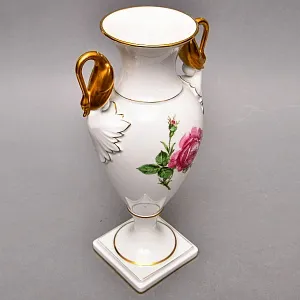 Ваза с ручками в виде позолоченных Лебедей «РОЗА», Фарфор KAISER Германия, 1958 - 1960 годы.