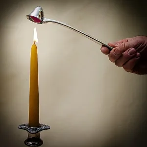 Винтажное Приспособление для Тушения Горящих Свечей «Гасильник - Тушитель», Silverplated SHEFFIELD Англия.