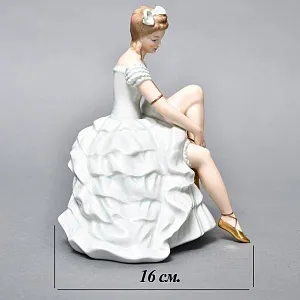 Коллекционная Фарфоровая Статуэтка «Балерина, завязывающая пуанты», WALLENDORF Германия.