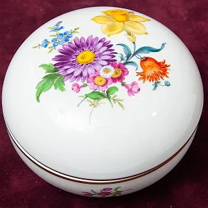 Коллекционная Фарфоровая Шкатулка - Бонбоньерка «BLUMEN», MEISSEN / МЕЙСЕН, Германия.
