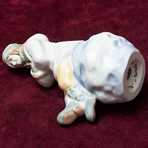 Авторская Коллекционная Фарфоровая Статуэтка «Девочка на Снежном Коме», Дулёво Россия.