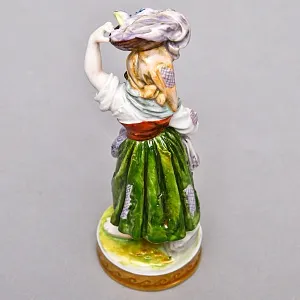 Коллекционная Фарфоровая Статуэтка «Девочка - Торговка рыбой», VOLKSTEDT Германия -50 гг.