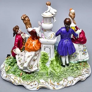 Коллекционная Фарфоровая статуэтка «ГАЛАНТНАЯ ПРОГУЛКА», Scheibe-Alsbach Германия, середина ХХ века. 