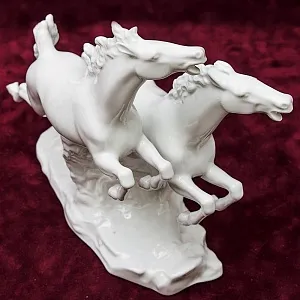 Редкая! Фарфоровая статуэтка «БЕГУЩИЕ ЛОШАДИ» ВАЛЕНДОРФ - WALLENDORF Германия -1963 год.