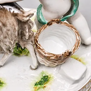  Антикварная статуэтка «Путти с козлом и виноградом», Фарфор Karl Thime Dresden, Германия.