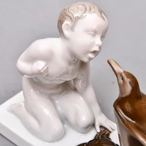 Антикварная Фарфоровая статуэтка «Мальчик, пингвин и краб», ROSENTHAL Германия, первая половина ХХ века.