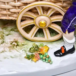 Коллекционная Фарфоровая статуэтка «Сбор винограда», Германия - вторая половина ХХ века. 