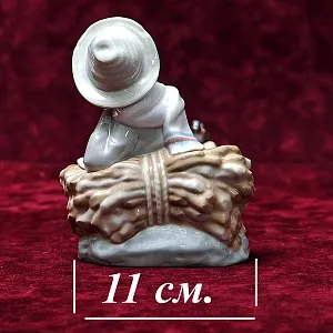 Коллекционная Фарфоровая статуэтка «Мальчик с птицей», Lladro Испания - 1970 год.
