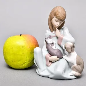 Коллекционная Фарфоровая статуэтка «Девочка с кошкой и собакой», Lladro / Лядро Испания. 