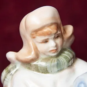 Авторская Коллекционная Фарфоровая Статуэтка «Мальчик и Снежный Медведь», Дулёво Россия.