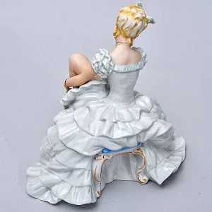 Большая Фарфоровая статуэтка «Балерина, завязывающая пуанты», Н-24 см. Schau Bach Kunst  Германия.