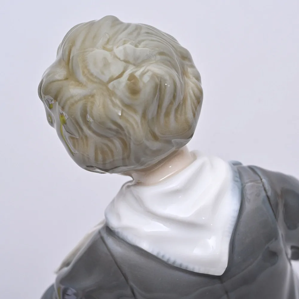 Коллекционная Фарфоровая статуэтка «Мальчик с розами», Lladro Испания, 1971 - 1979 годы.