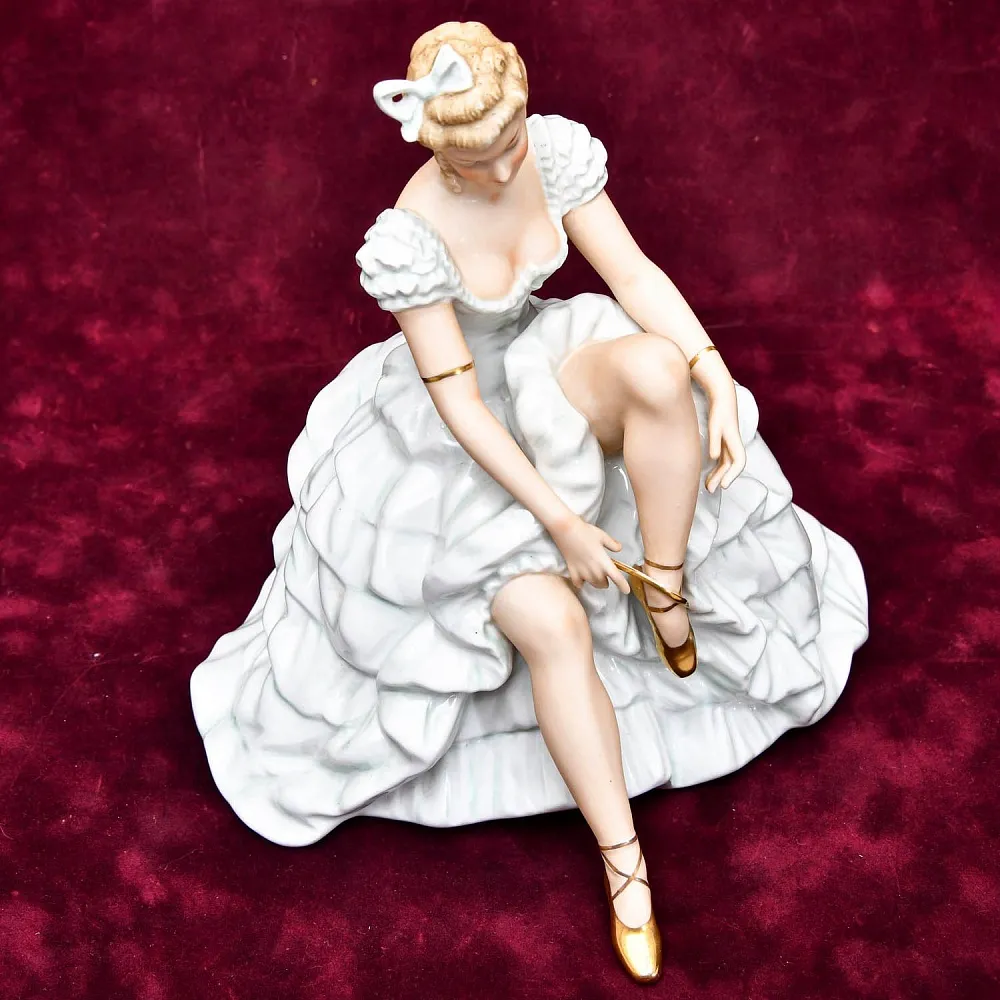 Коллекционная статуэтка «Балерина, завязывающая пуанту», Фарфор WALLENDORF, Германия.