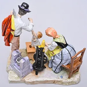 Коллекционная Фарфоровая статуэтка «Папа пришел с работы», VOLKSTEDT Германия, середина ХХ века.