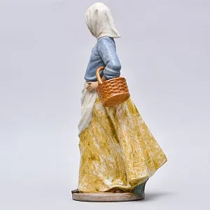 Коллекционная Фарфоровая статуэтка «Девочка с двумя корзинками», NAO by Lladro серия Грес, Испания.
