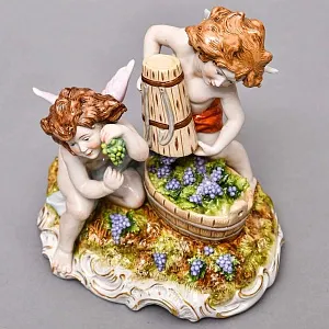 Антикварная Фарфоровая статуэтка «Урожай. Путти, собирающие виноград», Carl Thieme Германия.