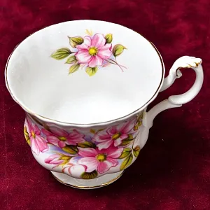 Коллекционная Фарфоровая Чайная пара «ШИПОВНИК», ROYAL ALBERT Англия, вторая половина ХХ века.