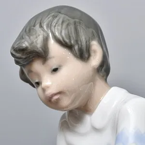 Коллекционная Фарфоровая статуэтка «Мальчик с паровозиком», NAO by Lladro Испания. 