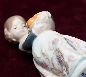 Коллекционная Фарфоровая статуэтка «Девочка из Валенсии» Lladro, Испания.