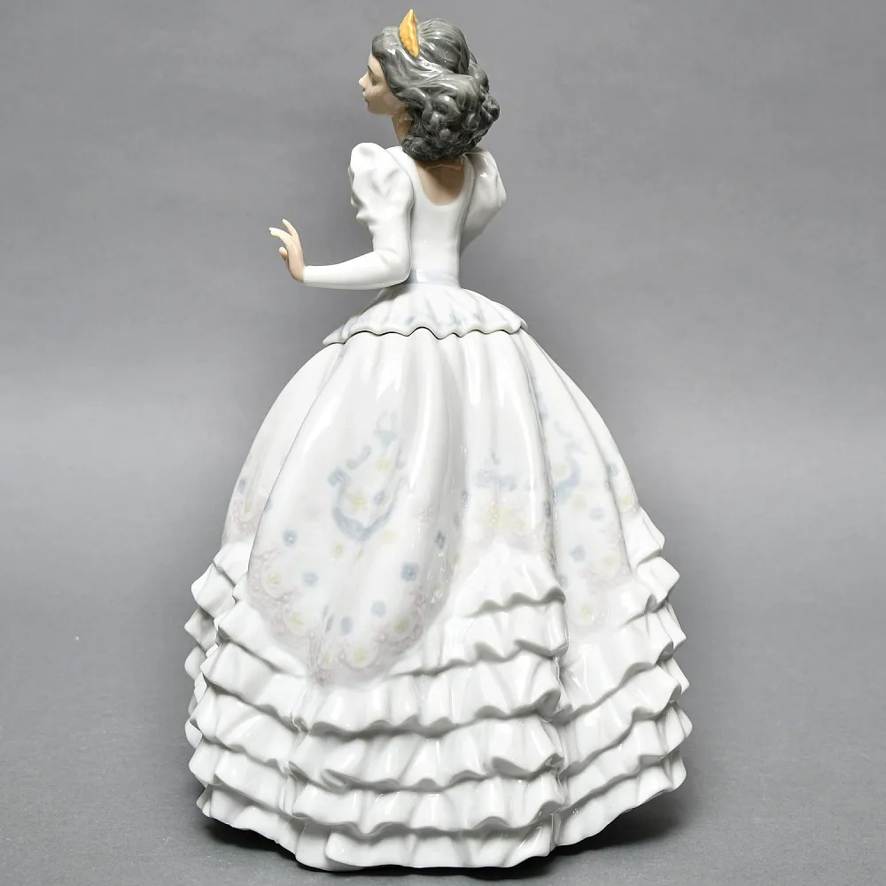 Коллекционная Фарфоровая статуэтка «Девушка в бальном платье», Lladro Испания, 2000 - 2004 годы. 