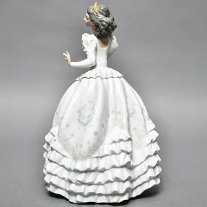 Коллекционная Фарфоровая статуэтка «Девушка в бальном платье», Lladro Испания, 2000 - 2004 годы. 