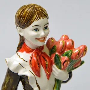 Авторская Коллекционная Фарфоровая Статуэтка «Школьница - Пионерка с букетом тюльпанов», Россия.