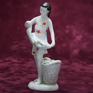 РЕДКОСТЬ!! Фарфоровая Статуэтка «Девочка с кукурузой», ЛФЗ СССР - 1960 год.