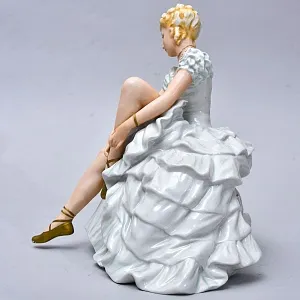 Большая Фарфоровая статуэтка «Балерина, завязывающая пуанты», Н-24 см. Schau Bach Kunst  Германия.