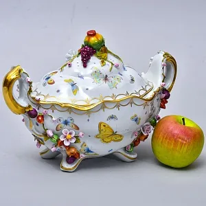 Фарфоровая Тюрина - Судок с крышкой «БАБОЧКИ В САДУ», Франция - середина ХХ века.