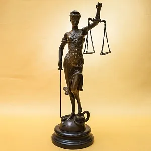 Большая Бронзовая статуэтка «ФЕМИДА - Богиня правосудия», J.B.Hirsch конец ХХ - начало ХХI веков. 