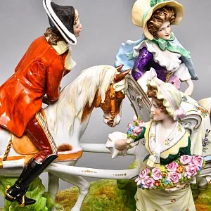 Большая Фарфоровая статуэтка «Дама в паланкине и Цветочница», Scheibe-Alsbach Германия, середина ХХ века.