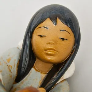 Фарфоровая Статуэтка  «Эскимос девочка - замерзла», Грес Lladro, Испания - 1985 год.