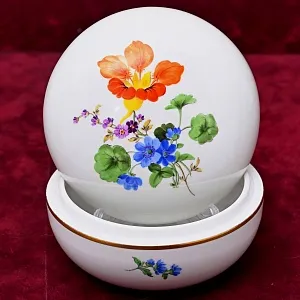 Шкатулка - Бонбоньерка круглой формы из коллекции «BLUMEN», Фарфор MEISSEN Германия.