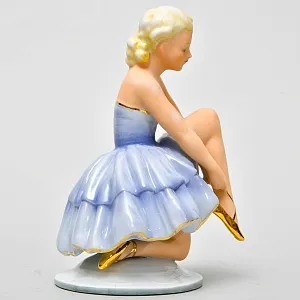 Коллекционная Фарфоровая Статуэтка «Балерина поправляющая пуанту», FASOLD&STAUCH Германия.