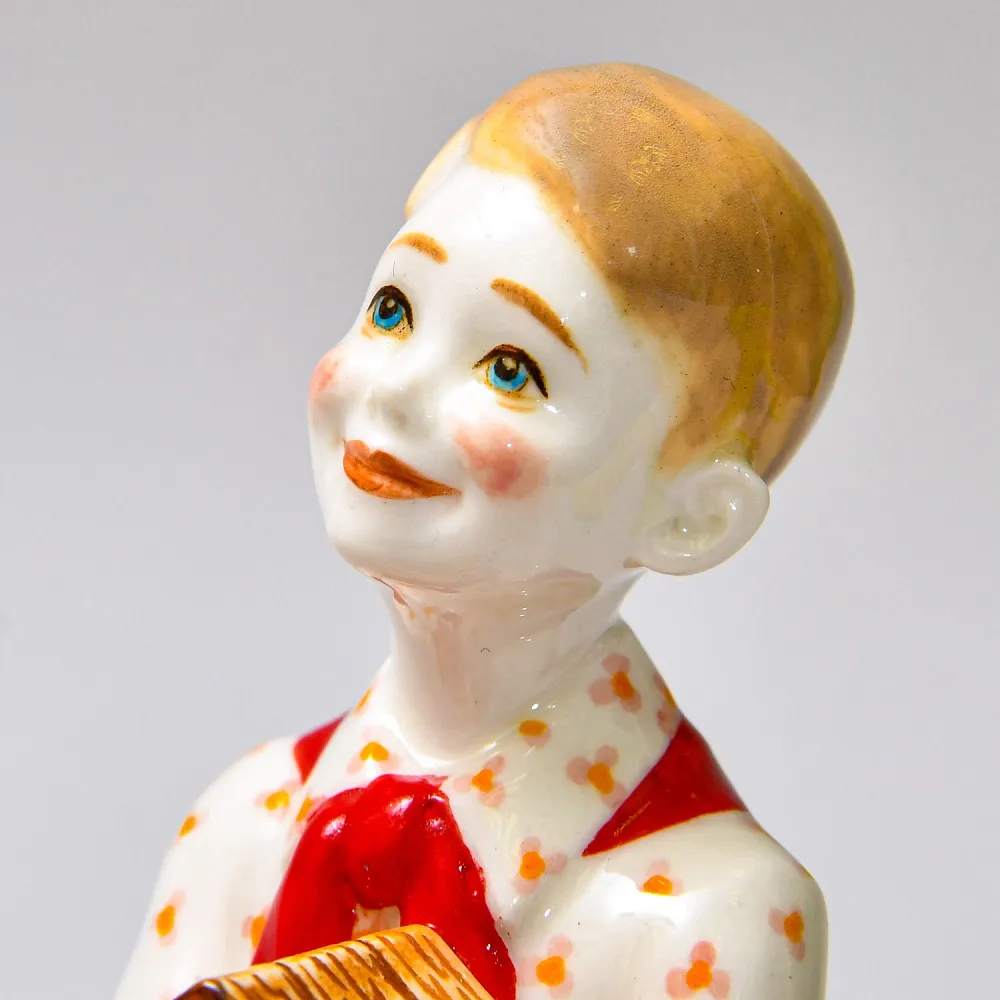 Авторская Коллекционная Фарфоровая Статуэтка «Пионер со скворечником», Россия.