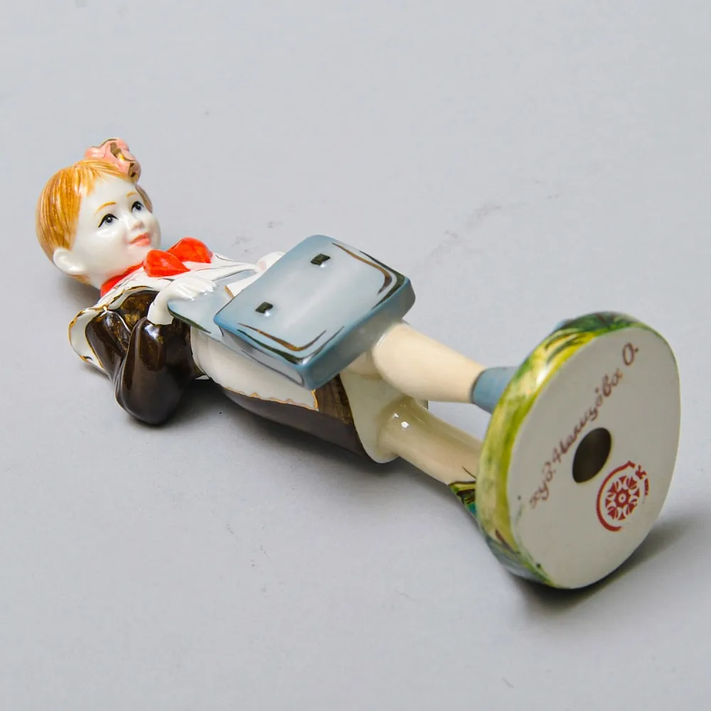 Авторская Коллекционная Фарфоровая Статуэтка «Школьница - Пионерка с портфелем», Россия.