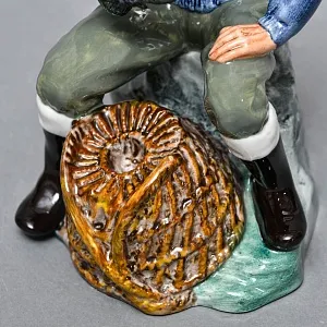 Коллекционная Фарфоровая статуэтка «Рыбак с омаром», Royal Doulton Ангия, 1963 - 1994 годы. 