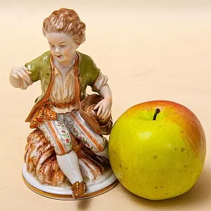 Редкая! Коллекционная фарфоровая статуэтка «МАЛЬЧИК СО ШЛЯПОЙ», Unterweissbach Германия.