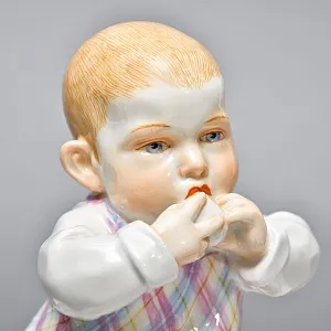 Коллекционная Фарфоровая статуэтка «Дети Хеншеля. Ребёнок, сидящий на подушке», Meissen Германия. 