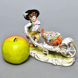 Коллекционная Фарфоровая статуэтка «Маленький Цветочник» Scheibe-Alsbach Германия.