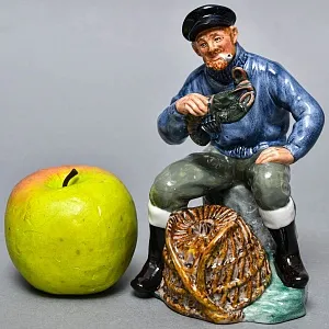 Коллекционная Фарфоровая статуэтка «Рыбак с омаром», Royal Doulton Ангия, 1963 - 1994 годы. 