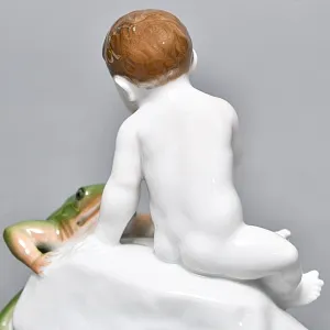  Антикварная Фарфоровая статуэтка «Мальчик и лягушка», ROSENTHAL Германия, 1919 - 1935 годы.