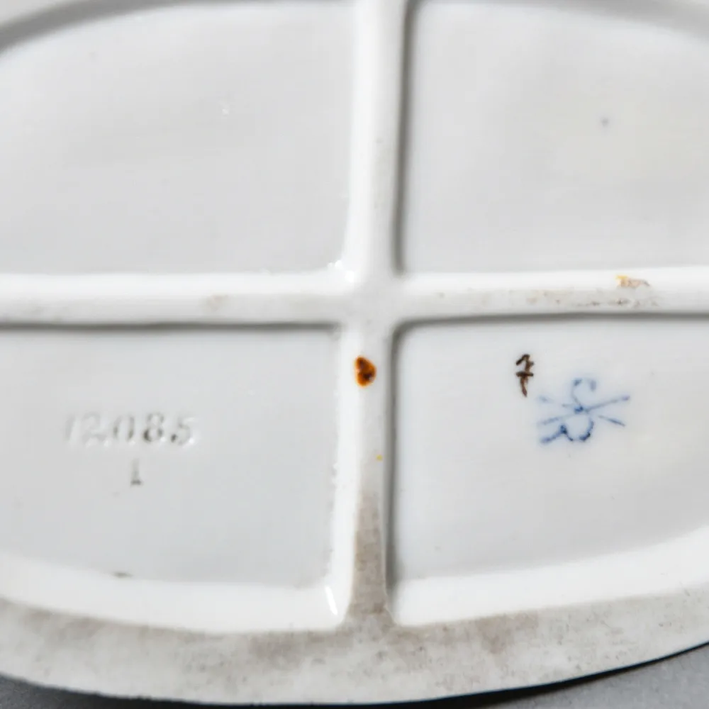 Миниатюрная Фарфоровая статуэтка «Утренние одевания», Scheibe Alsbach Германия, первая половина ХХ в. 