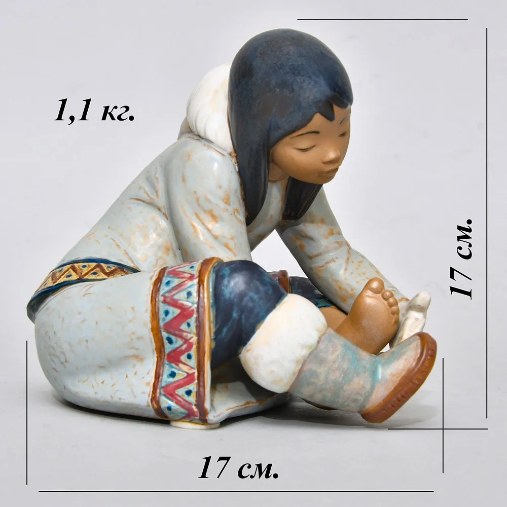 Фарфоровая Статуэтка  «Эскимос девочка - замерзла», Грес Lladro, Испания - 1985 год.