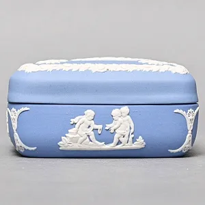 Шкатулка - Бонбоньерка «Музы и поклонники», фарфор ВЕДЖВУД / WEDGWOOD, Англия, вторая половина ХХ века.