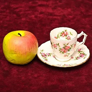 Коллекционная Фарфоровая Кофейная Пара «Розовый куст», Aynsley Англия.