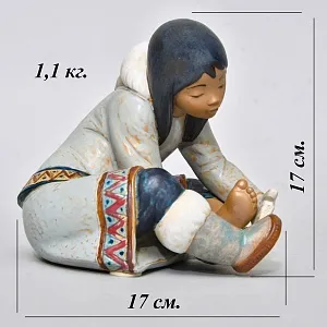 Фарфоровая Статуэтка  «Эскимос девочка - замерзла», Грес Lladro, Испания - 1985 год.